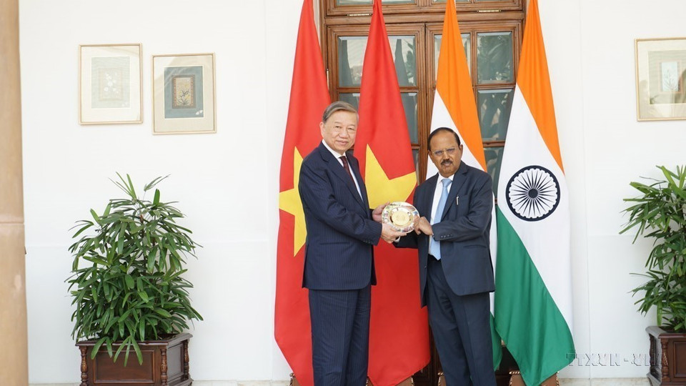 Le général To Lam, ministre de la Sécurité publique (à gauche) rencontre le conseiller à la sécurité nationale d'Inde Ajit Kumar Doval, lors de sa visite en Inde en 2023. Photo: VNA