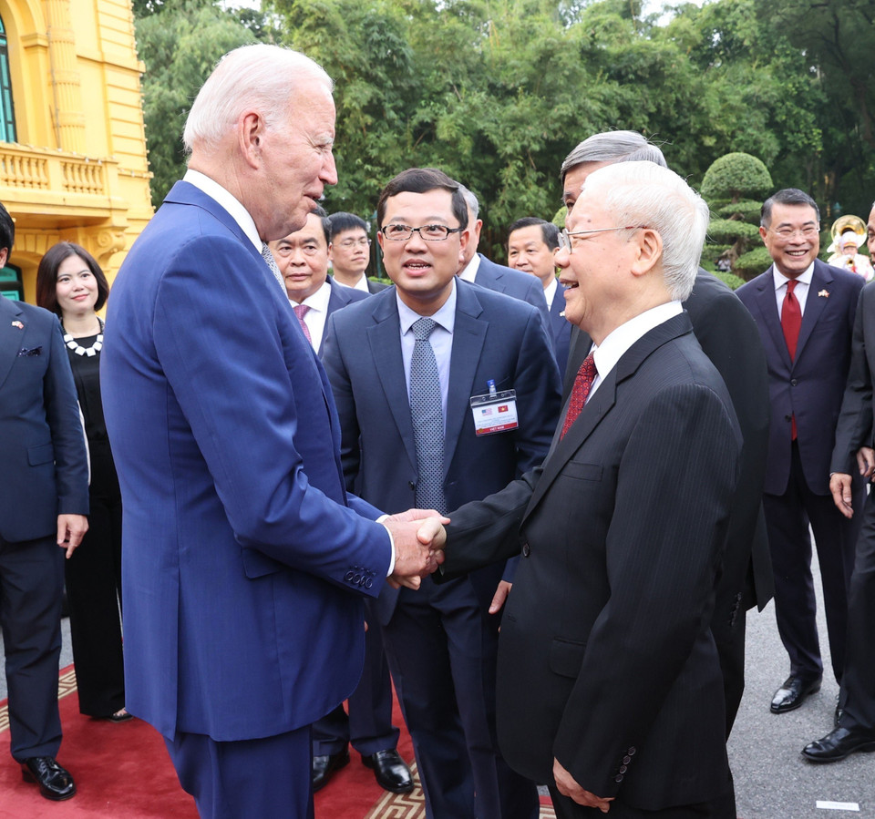 Le secrétaire général du PCV Nguyen Phu Trong (droite) reçoit le président américain Joe Biden, en visite d'État au Vietnam (Hanoï, 10 septembre 2023). Photo: VNA