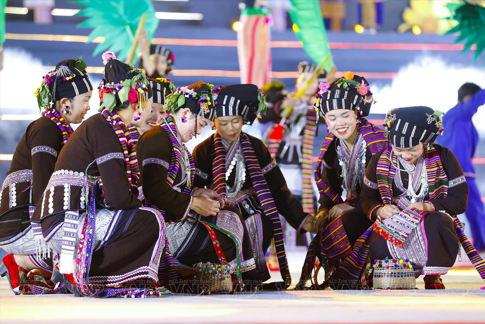 L'artisanat de tissage de Ban Hon a été à l'honneur lors du Festival culturel des groupes ethniques comptant moins de 10 000 habitants au Vietnam.