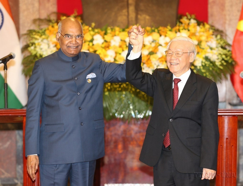 Le secrétaire général et président Nguyen Phu Trong (à droite) et le président indien Ram Nath Kovind après une rencontre avec la presse tenue à Hanoï, le 20 novembre 2018. Photo: VNA