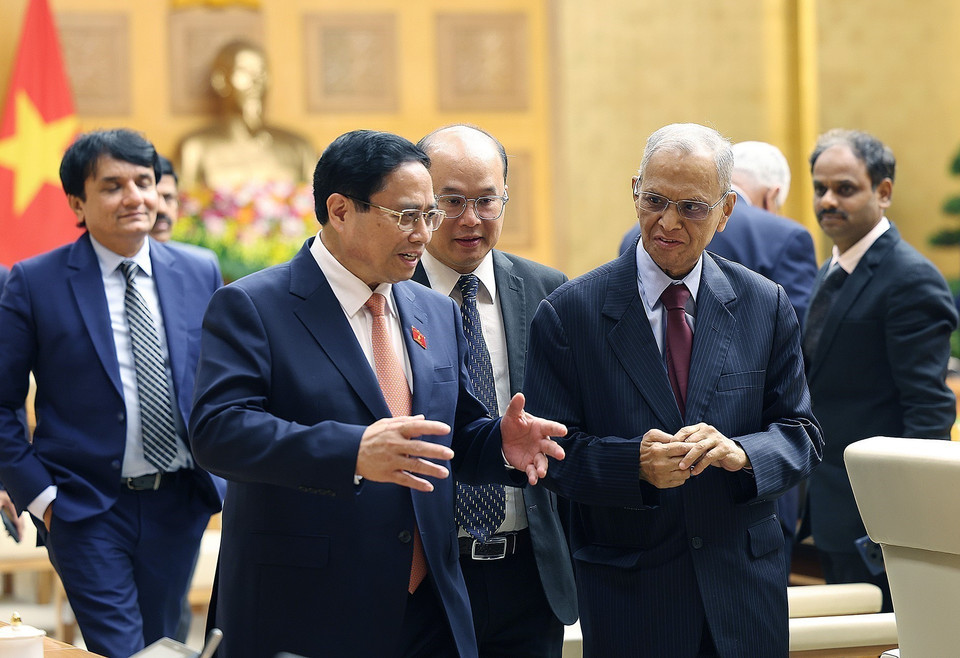 Le Premier ministre Pham Minh Chinh (à gauche) reçoit Narayana Murthy, co-fondateur de la société indienne de logiciels Infosys, le 20 mai 2024. Photo: VNA