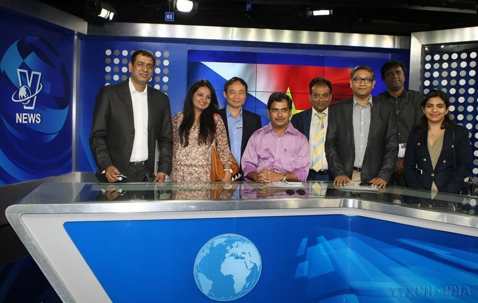 Le directeur général adjoint de l'Agence vietnamienne d'Information Le Duy Truyen (3e de gauche à droite) et Chand Manish, rédacteur en chef du journal indien The IndiaWrites, visitent le studio de télévision de la VNA, Hanoï le 21 avril 2015. Photo: VNA