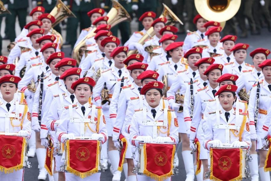 Défilé de musique militaire, formation féminine. Photo : VNA