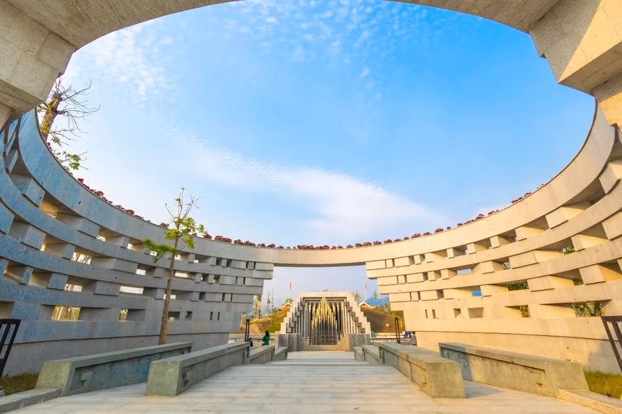 Sur la voie n°1 existe un mur en arc percé de cavités, rappelant des bunkers d'où les bouches des canons des ennemis visaient autrefois les soldats vietnamiens. Photo : Vietnamplus