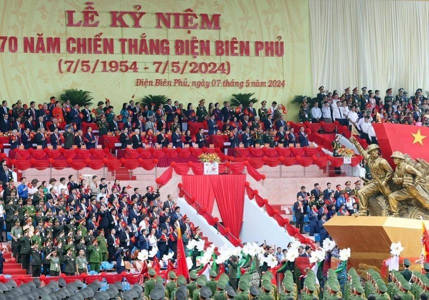 Délégués au meeting et au défilé militaire. Photo : VNA