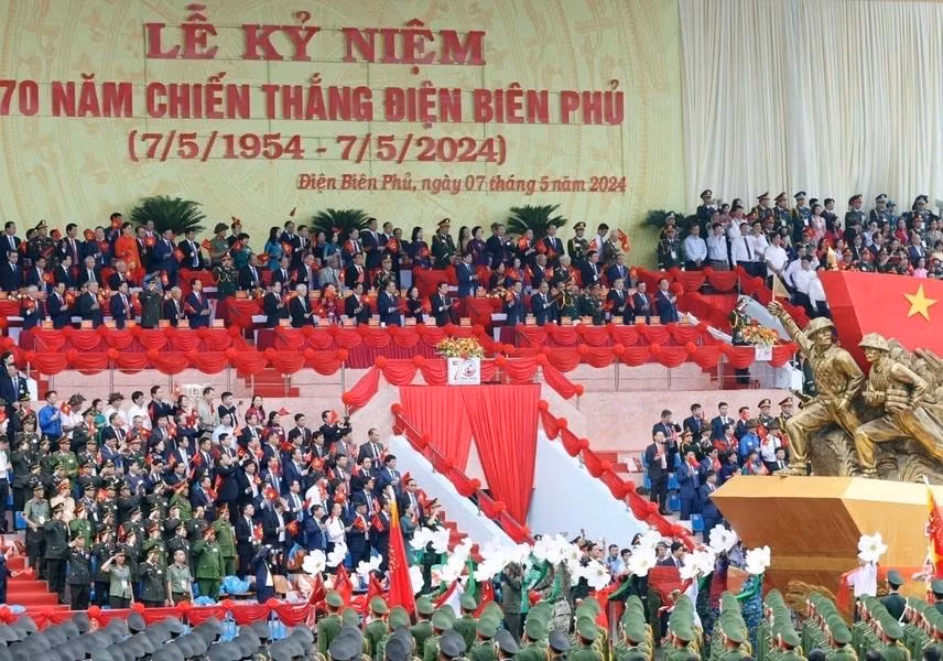 Délégués au meeting et au défilé militaire. Photo : VNA