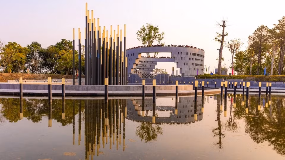 L'espace commémoratif comprend une cour et un lac formé de cercles concentriques, conçus pour instaurer la concentration et le calme avant d'atteindre l'espace de culte. Photo : Vietnamplus