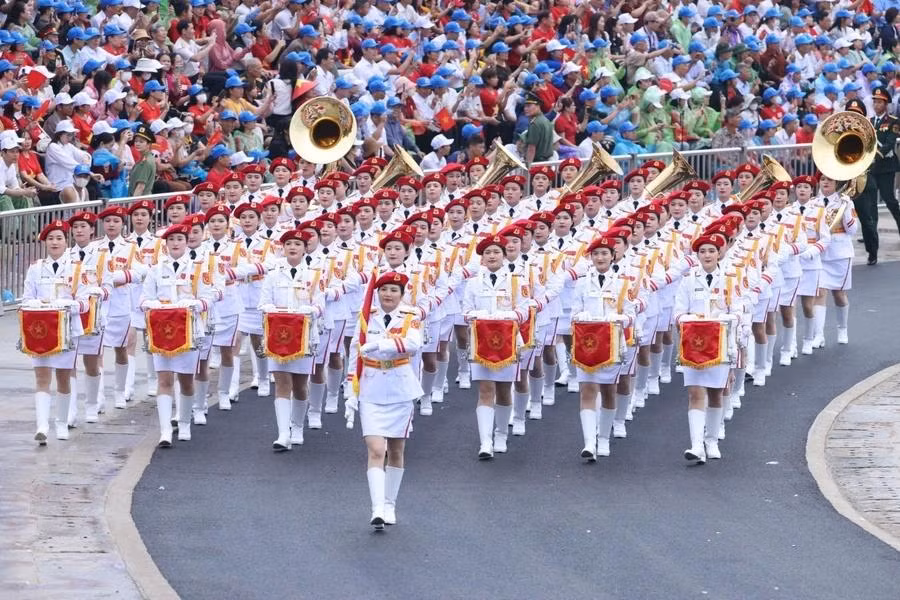 Défilé de musique militaire, formation féminine. Photo : VNA