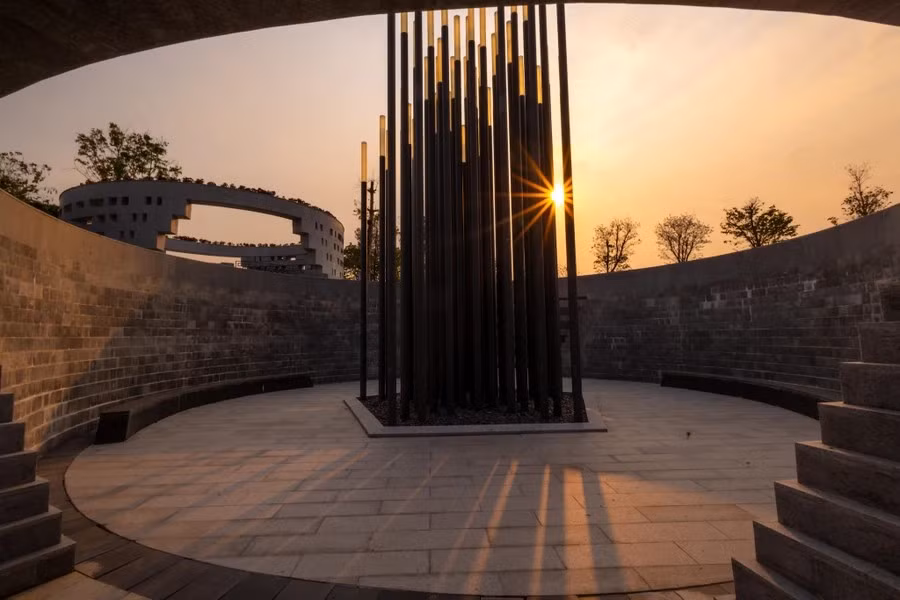 Dans la zone du lac commémoratif, il y a 56 lampes qui symbolisent les 56 jours et nuits de la bataille de Dien Bien Phu. Photo : Vietnamplus