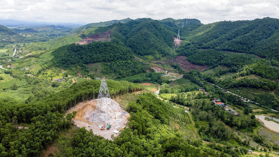 Érection du pylône 313 dans le district de Nam Dan, province de Nghe An. C'est une zone particulièrement difficile de la section Quang Trach - Quynh Luu. Photo : VNA