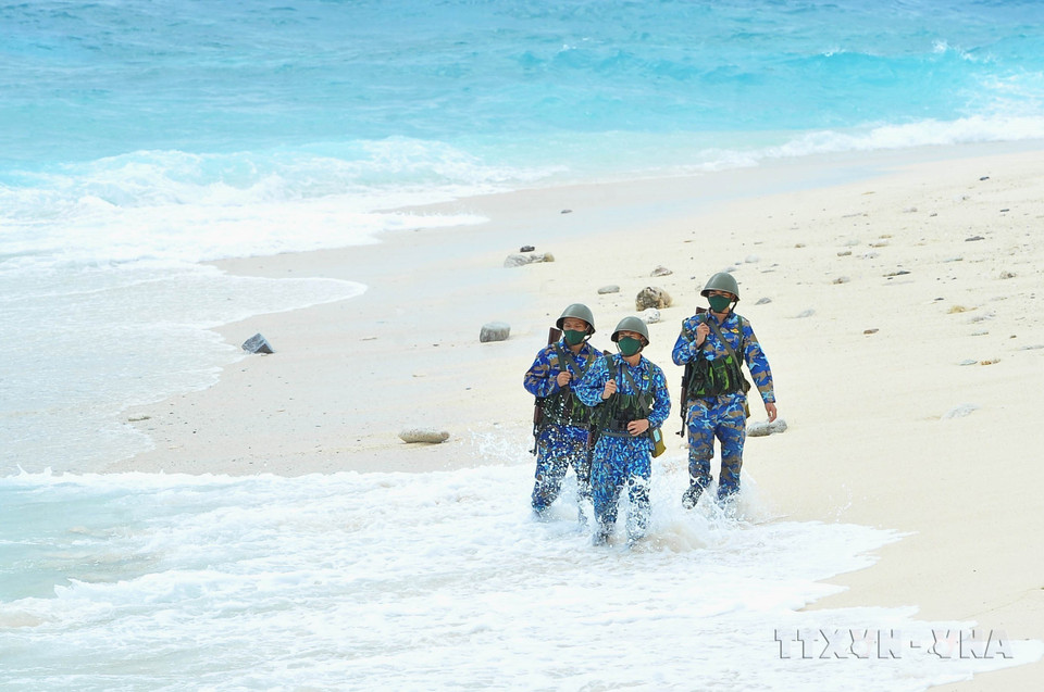 Des soldats de la Marine vietnamienne patrouillent sur l’île d’An Bang. Photo : VNA