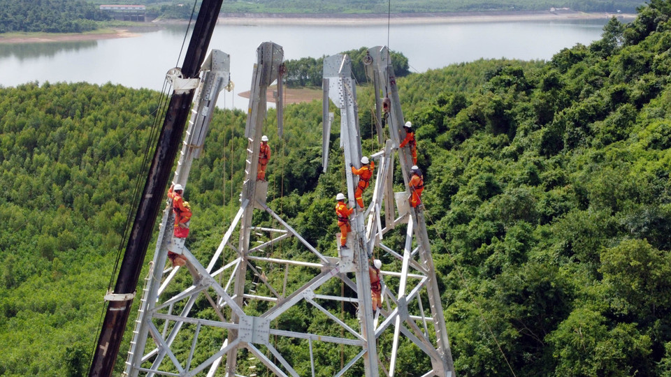 Des ouvriers de PTC3 érigent le pylône 21 dans le district de Quynh Luu, province de Nghe An. Photo : VNA