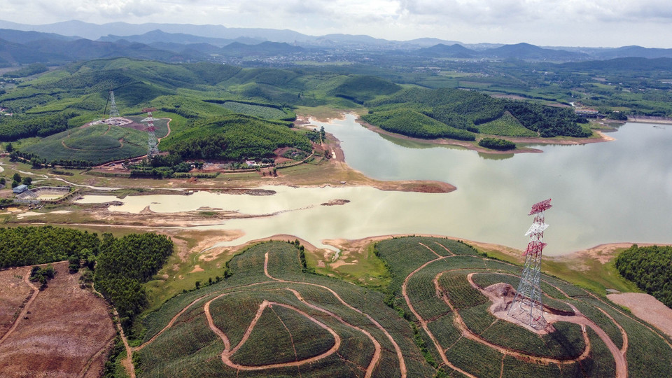 La section Quynh Luu - Thanh Hoa de la ligne de 500 kV – circuit 3 Quang Trach - Pho Noi s'étend sur 92 km. Photo : VNA