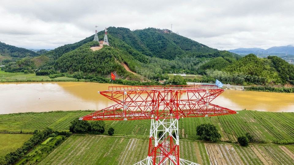 Le pylône électrique 238, haut de 81 m, situé sur la section Quang Trach-Quynh Luu, domine la rivière Lam dans le district de Nam Dan, province de Nghe An. Photo : VNA