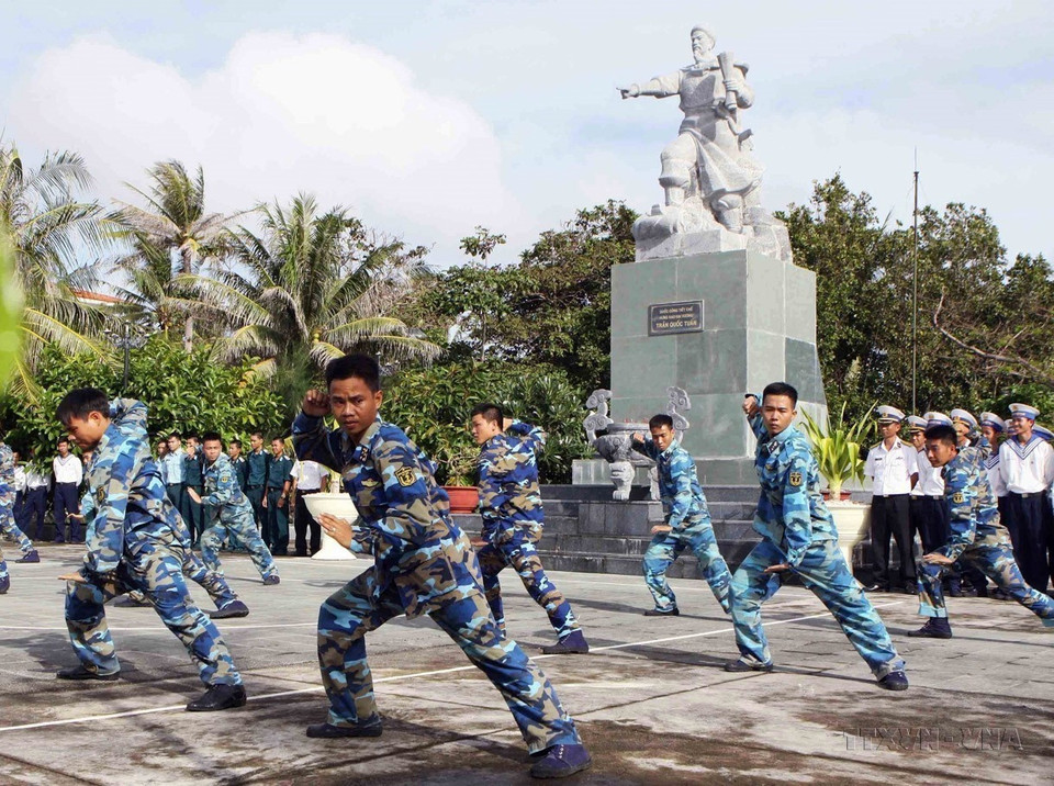 Les soldats de l'île de Nam Yet pratiquent les arts martiaux, améliorent leur santé et sont prêts à accomplir leurs missions. Photo : VNA
