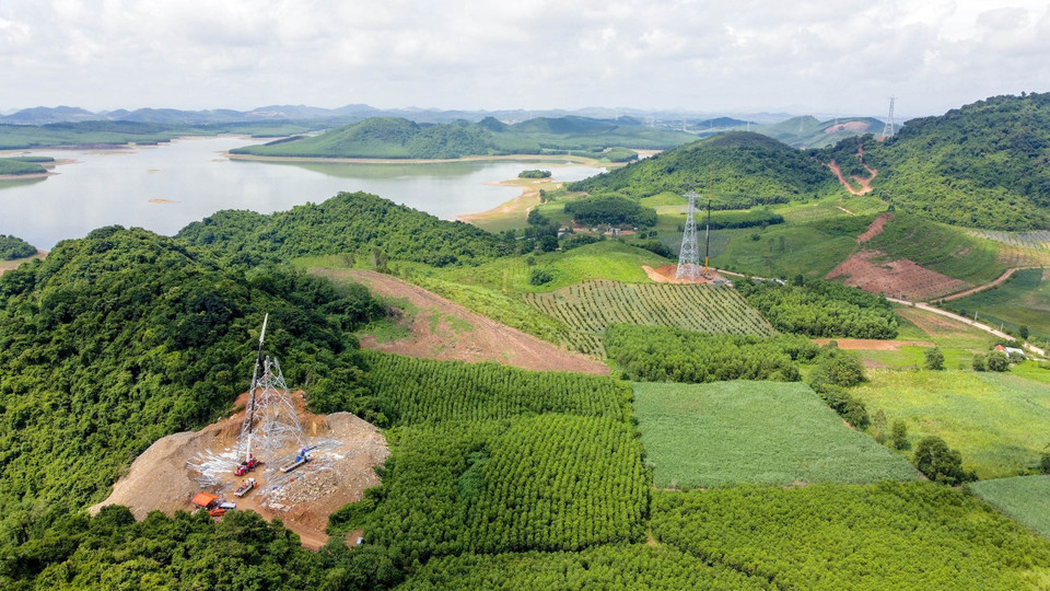 Construction des pylônes de la section Quynh Luu-Thanh Hoa dans le district de Quynh Luu, province de Nghe An. Photo : VNA