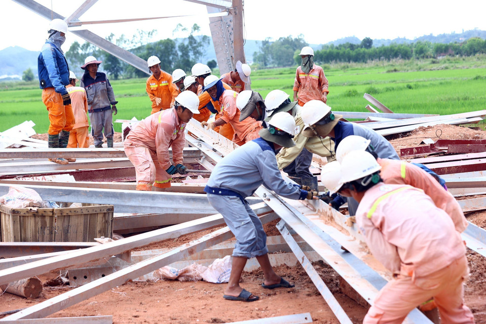 Des ouvriers de PTC4 construisent le pylône 360 dans le district de Nghi Loc, province de Nghe An. Photo : VNA