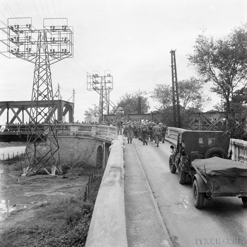 Les derniers soldats français quittent le pont Long Bien, à Hanoï, pour se rendre à Hai Phong, l'après-midi du 9 octobre 1954. Photo : VNA
