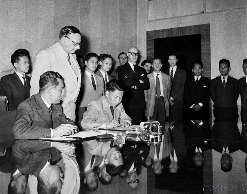 Le 20 juillet 1954 à 24h00 (heure de Genève), soit le matin du 21 juillet 1954 (heure de Hanoï), le vice-ministre de la Défense Ta Quang Buu, au nom du gouvernement et du commandement général de l'Armée populaire du Vietnam, signe l'accord d'armistice au Vietnam. Ensuite, les accords d'armistice au Laos et au Cambodge sont également signés. Photo : VNA