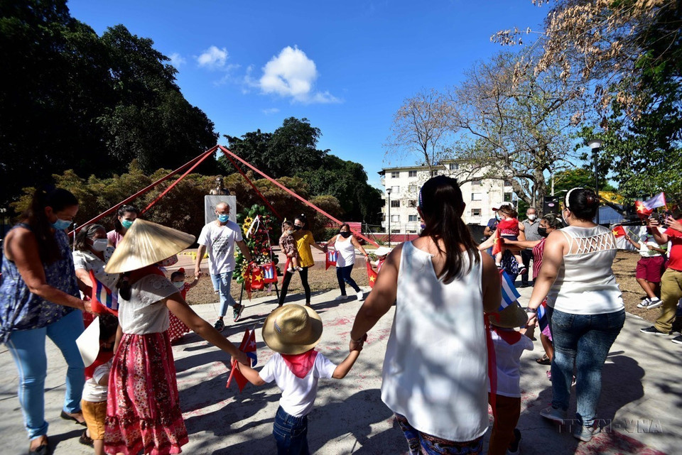 Des enfants cubains et leurs parents performent une danse louant l'amitié vietnamo-cubaine à l'occasion du 132e anniversaire de la naissance du Président Hô Chi Minh (19 mai 1890 - 19 mai 2022). Photo : VNA