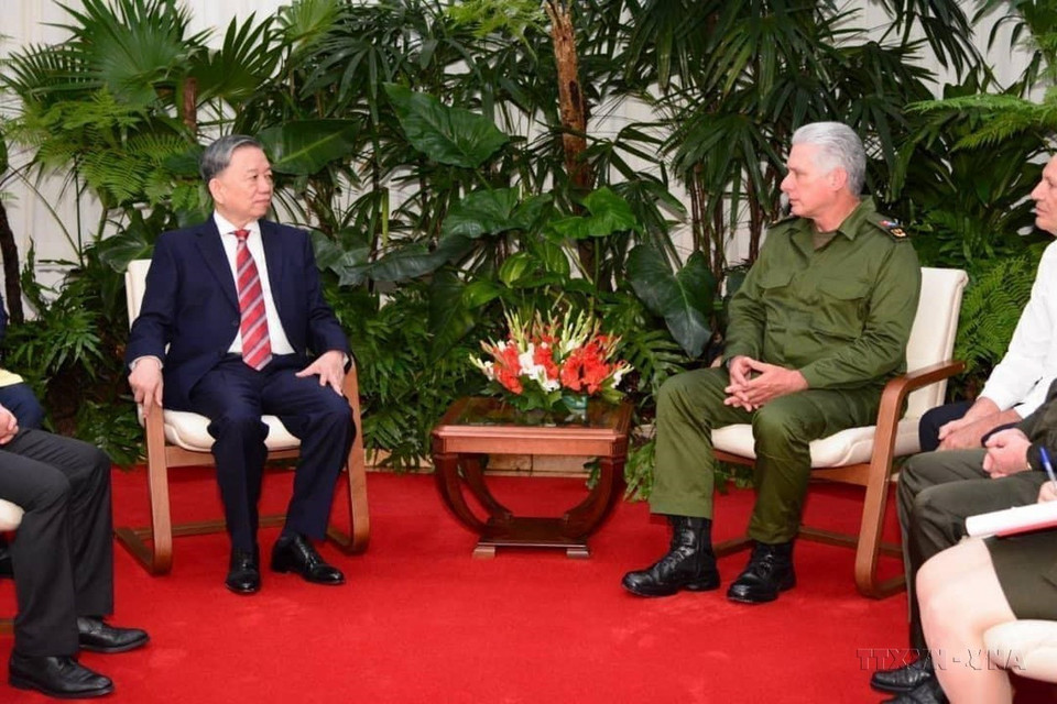Le premier secrétaire du Parti communiste cubain et président cubain, Miguel Mario Díaz-Canel Bermúdez (droite), reçoit le ministre de la Sécurité publique, To Lam, lors de sa visite officielle à Cuba en 2022. Photo : VNA