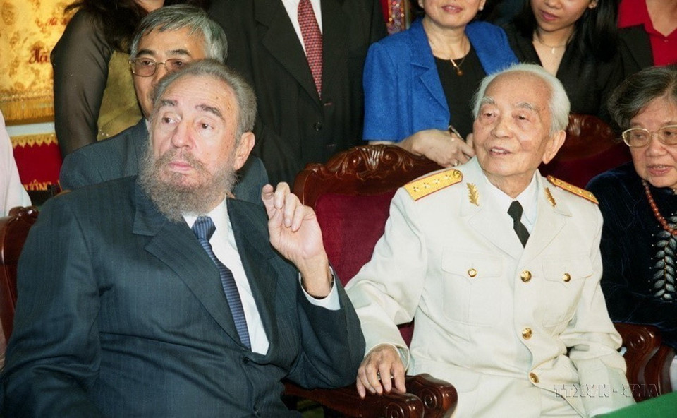 Le 22 février 2009, Fidel Castro, premier secrétaire du Parti communiste cubain et président du Conseil d'État et du Conseil des ministres de Cuba, rencontre le général Vo Nguyen Giap à son domicile, à l'occasion d'une visite d'amitié officielle au Vietnam. Photo : VNA