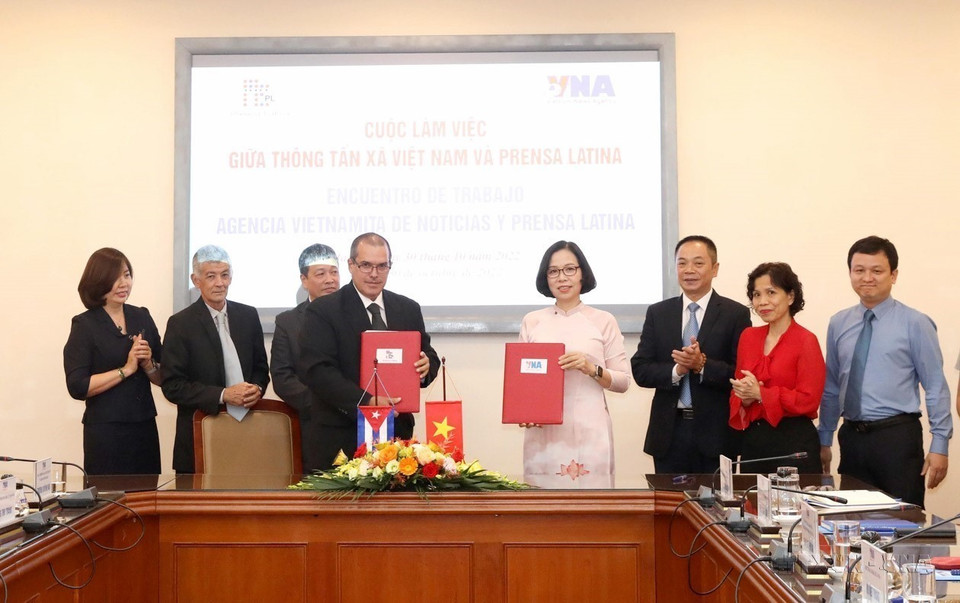 La directrice générale de l'Agence vietnamienne d'information (VNA), Vu Viet Trang (4e, droite), et le président de l'agence de presse Prensa Latina, Luis Enrique Gonzalez Acosta, procèdent à l'échange de l'accord de coopération signé entre les deux agences en 2022 à Hanoï. Photo : VNA