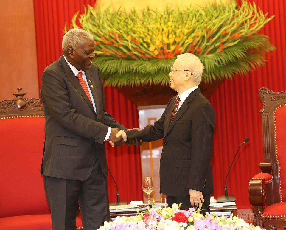 Le 27 septembre 2023, le secrétaire général du Comité central du Parti communiste du Vietnam, Nguyen Phu Trong (droite), reçoit Esteban Lazo Hernández, président de l'Assemblée nationale du Pouvoir populaire (ANPP) de Cuba, en visite au Vietnam pour assister à la commémoration du 50e anniversaire de la visite historique du leader cubain Fidel Castro dans la zone libérée du Sud Vietnam à Quang Tri. Photo : VNA