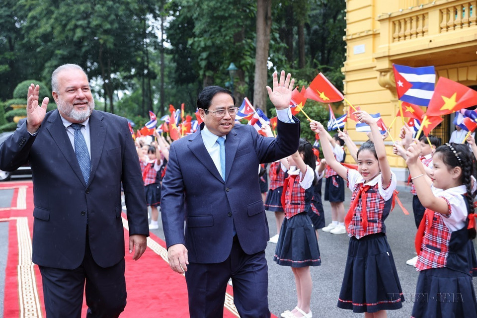 Le Premier ministre Pham Minh Chinh (droite) reçoit son homologue cubain, Manuel Marrero Cruz, en visite officielle au Vietnam, le 29 septembre 2022. Photo : VNA