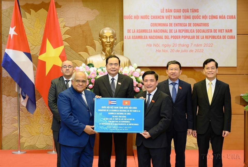 Le 20 juillet 2022, à Hanoï, le vice-président permanent de l'Assemblée nationale, Tran Thanh Man (2e, gauche, 2e ligne), préside une cérémonie de remise de présents de l'Assemblée nationale du Vietnam à l'Assemblée nationale du Pouvoir populaire de Cuba. Photo : VNA