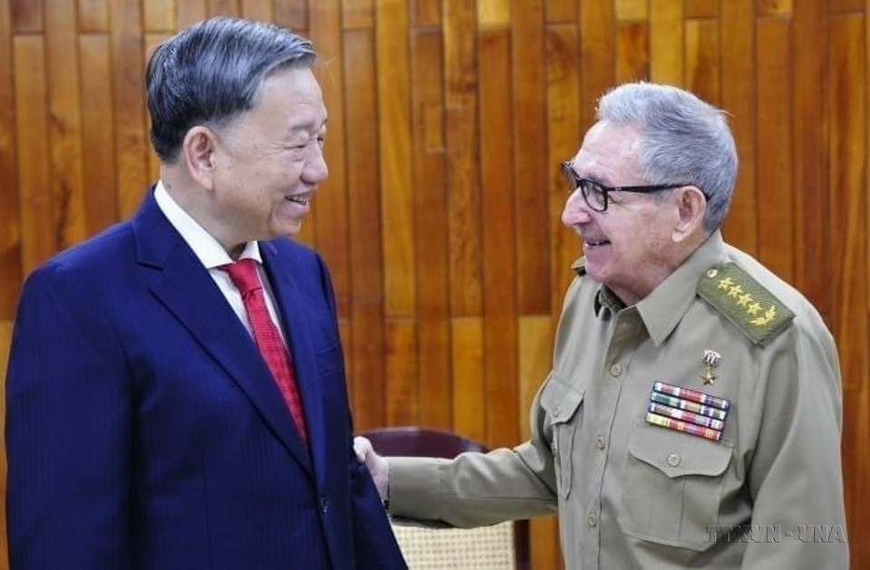 Le général Raúl Castro Ruz (droite) reçoit le ministre de la Sécurité publique, To Lam, lors de sa visite officielle à Cuba en 2022. Photo : VNA