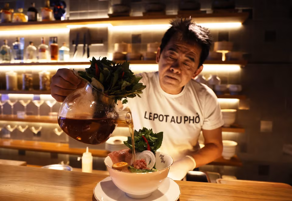 Le chef de cuisine Peter Cuong Franklin, propriétaire du Pot Au Pho, prépare un bouillon dans un bol spécial de pho. Photo : VNA