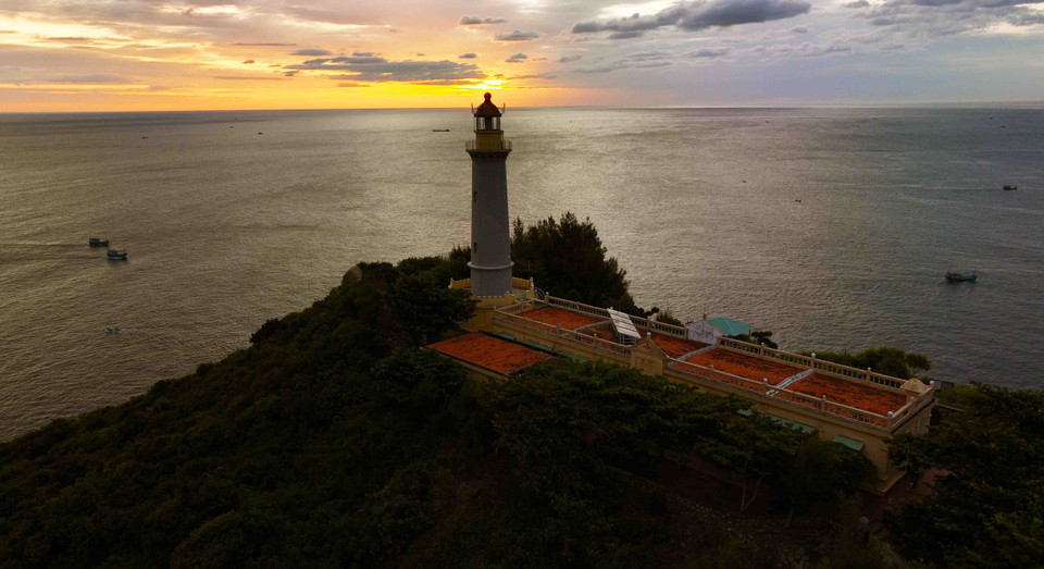 Le phare de Dai Lanh, dans la commune de Hoa Tam, district de Dong Hoa, province de Phu Yen, est un endroit idéal pour admirer le lever du soleil. Photo : VNA