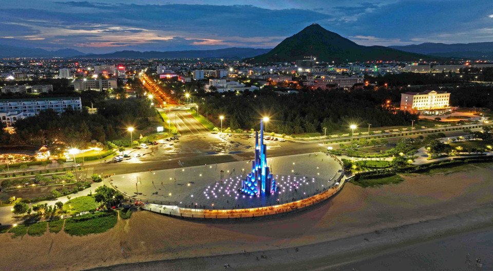 La tour de Nghinh Phong, ville de Tuy Hoa, province de Phu Yen, resplendit la nuit. Photo : VNA