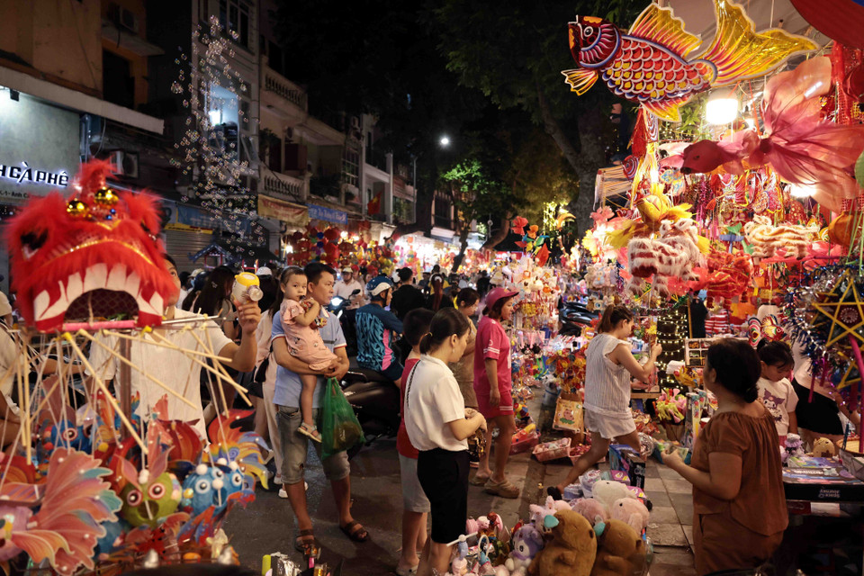 Les clients sélectionnent des jouets pour la Fête de la mi-automne. Photo: VNA