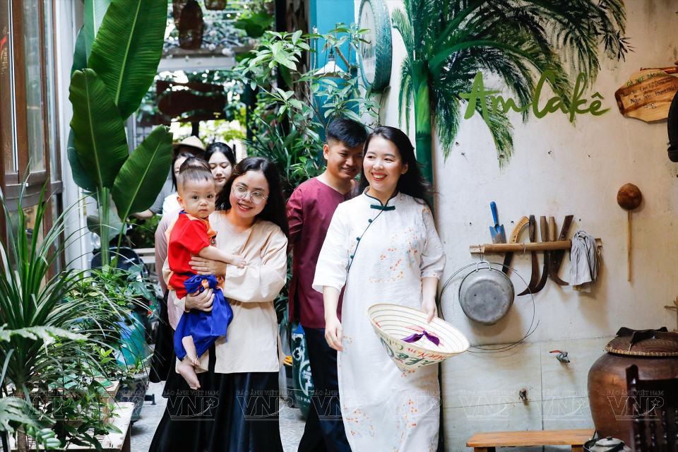 Am CaKe, situé dans une ruelle de la rue Lac Long Quan, accueille les visiteurs désireux de découvrir la culture du Nord Vietnam d'antan.