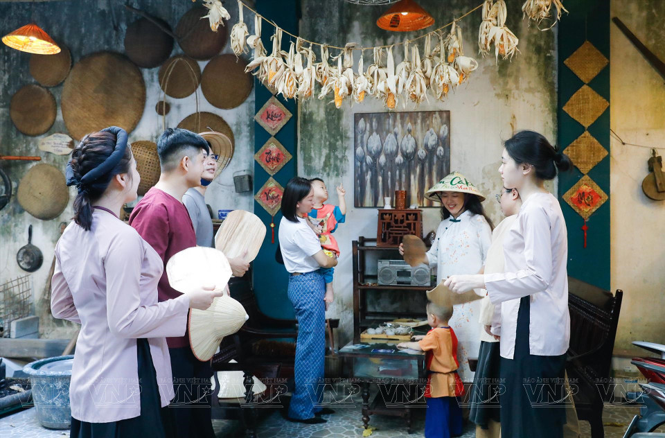 Am CaKe offre aux visiteurs une expérience immersive dans un cadre de vie traditionnel, grâce à une décoration par des objets emblématiques des foyers du Nord Vietnam d'antan.