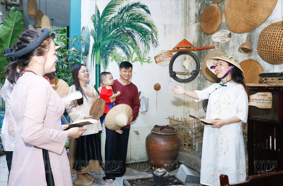 Lily Hoang expose les objets authentiques utilisés pour la décoration de la cuisine d'Am CaKe.