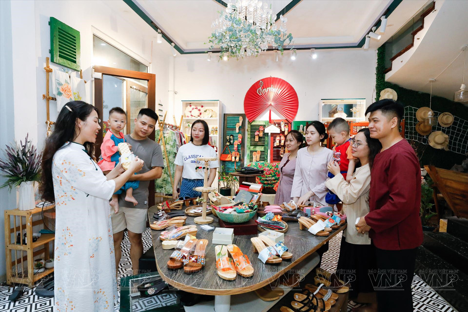 Lily Hoang présente l'espace "Am CaKe" aux visiteurs.