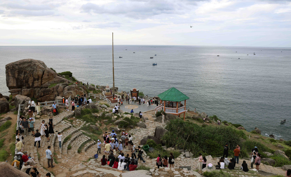 Des touristes visitent le cap Dien (cap Dai Lanh) dans la commune de Hoa Tam, district de Dong Hoa, pour y contempler le premier lever du soleil du Vietnam. Photo : VNA