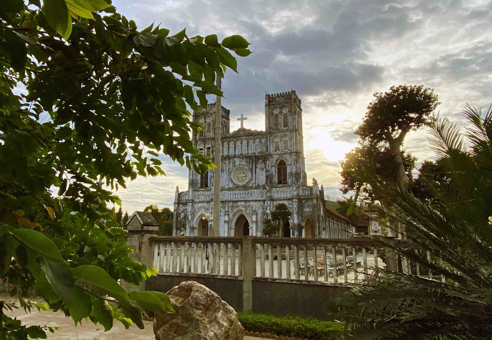 Située dans la commune d'An Thach, district de Tuy An, province de Phu Yen, l'église Mang Lang est un site incontournable pour les visiteurs. C'est l'une des plus anciennes églises catholiques du Vietnam, construite en 1892. Photo : VNA