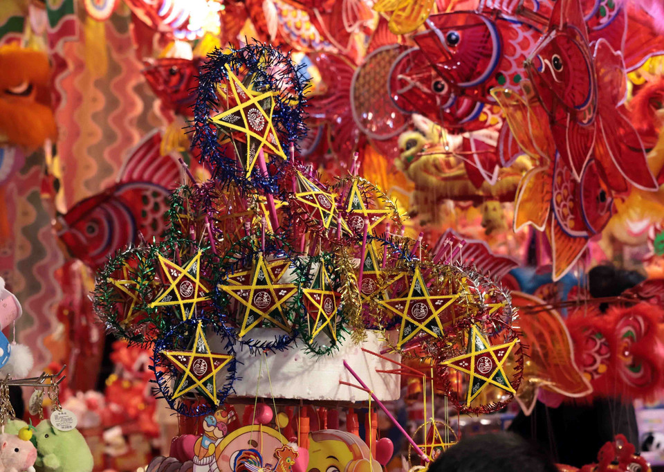 Des jouets scintillants ornent la rue. Photo: VNA