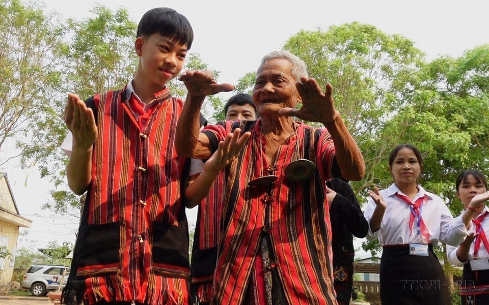 Des artisans âgés interprètent et enseignent des chants folkloriques traditionnels et des instruments de musique de la minorité ethnique Pako-Van Kieu à des élèves de l'école primaire et secondaire A Xing, district de Huong Hoa, province de Quang Tri (Centre). Photo : VNA