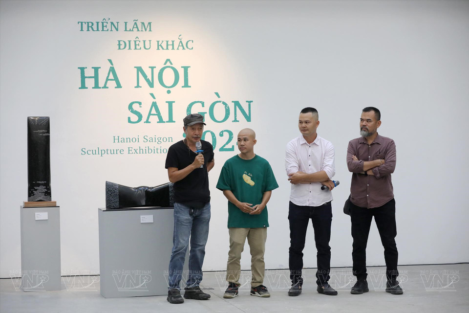 Le sculpteur Dao Chau Hai (au micro) lors du vernissage. Photo : Vietnam illustré
