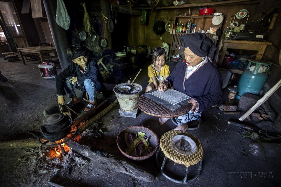Des femmes âgées du village de Sung, commune de Cao Son, district de Da Bac, province septentrionale de Hoa Binh, transmettent le métier de tissage du brocart de l'ethnie Dao Tien à leurs descendants. Photo : VNA