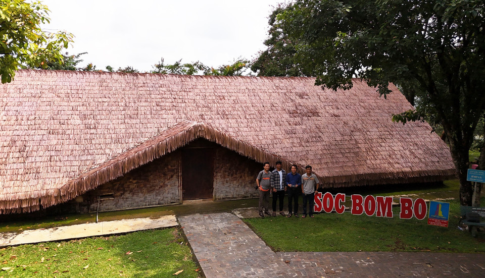 Longue maison traditionnelle de l’ethnie S'tieng restaurée dans la zone de conservation culturelle ethnique S'tieng du hameau de Bom Bo dans la commune de Binh Minh, district de Bu Dang, province de Binh Phuoc. Photo : Hong Dat – VNA