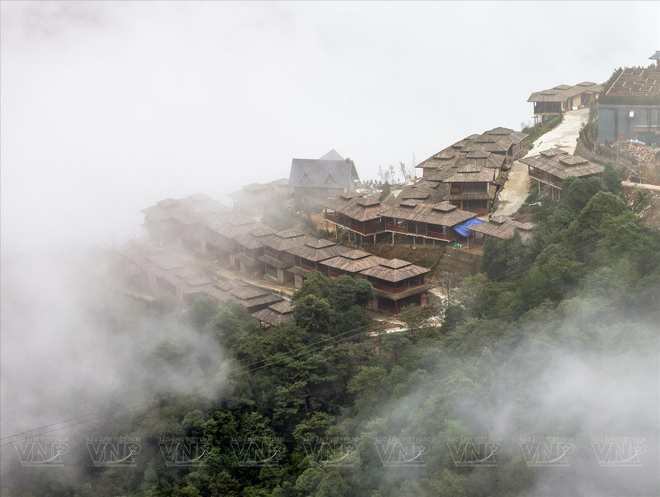 Une zone de homestay cachée dans les nuages sur le col d'O Quy Ho. Photo : Tran Hieu/Vietnam illustré