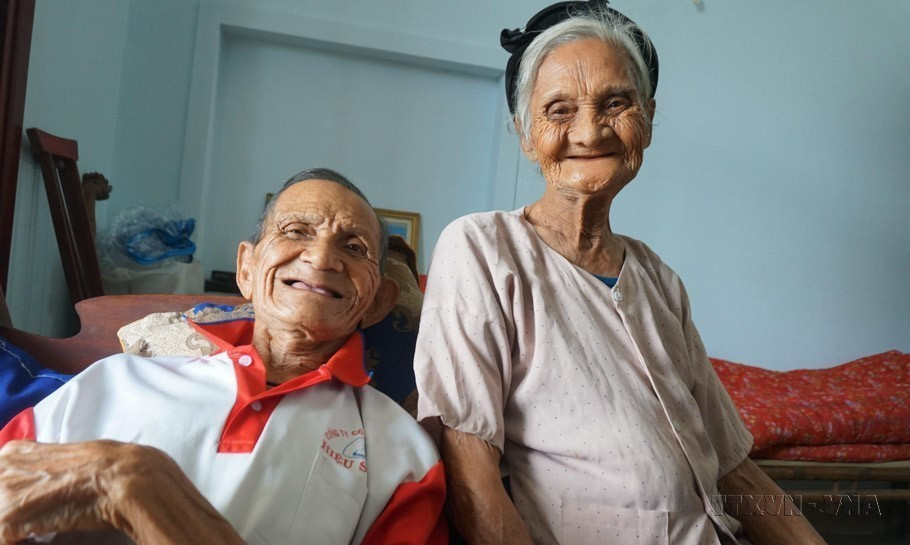Le vieux Nguyen Van Luong et sa femme Duong Thi Hue, 90 ans tous les deux, résident dans le hameau de Lien Huong, commune de Thach Dai, district de Thach Ha, province de Ha Tinh, au Centre. Après 15 ans de figurer sur la liste des ménages pauvres locaux, le couple a demandé de s'en retirer parce qu'ils sont entièrement pris en charge par leurs enfants et ne sont plus dans le besoin, voulant donner un exemple à leurs descendants. Photo : VNA