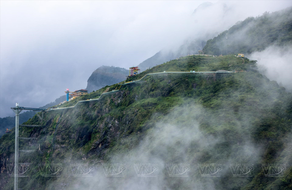 A une altitude de plus de 2 000 m, le col d'O Quy Ho offre aux visiteurs une ambiance nuageuse, des montagnes grandioses et des routes sinueuses à emprunter avec prudence. Photo : Thong Thien/Vietnam illustré