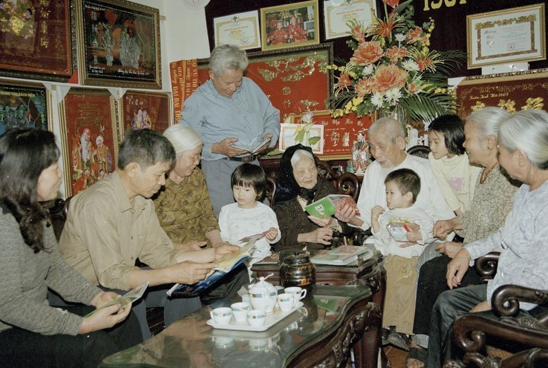 Une famille de cinq générations vivant sous le même toit de deux personnes âgées, Vu Dinh Gia et sa femme Ngo Thi Muoi à Hanoï (en 2007). Photo : VNA